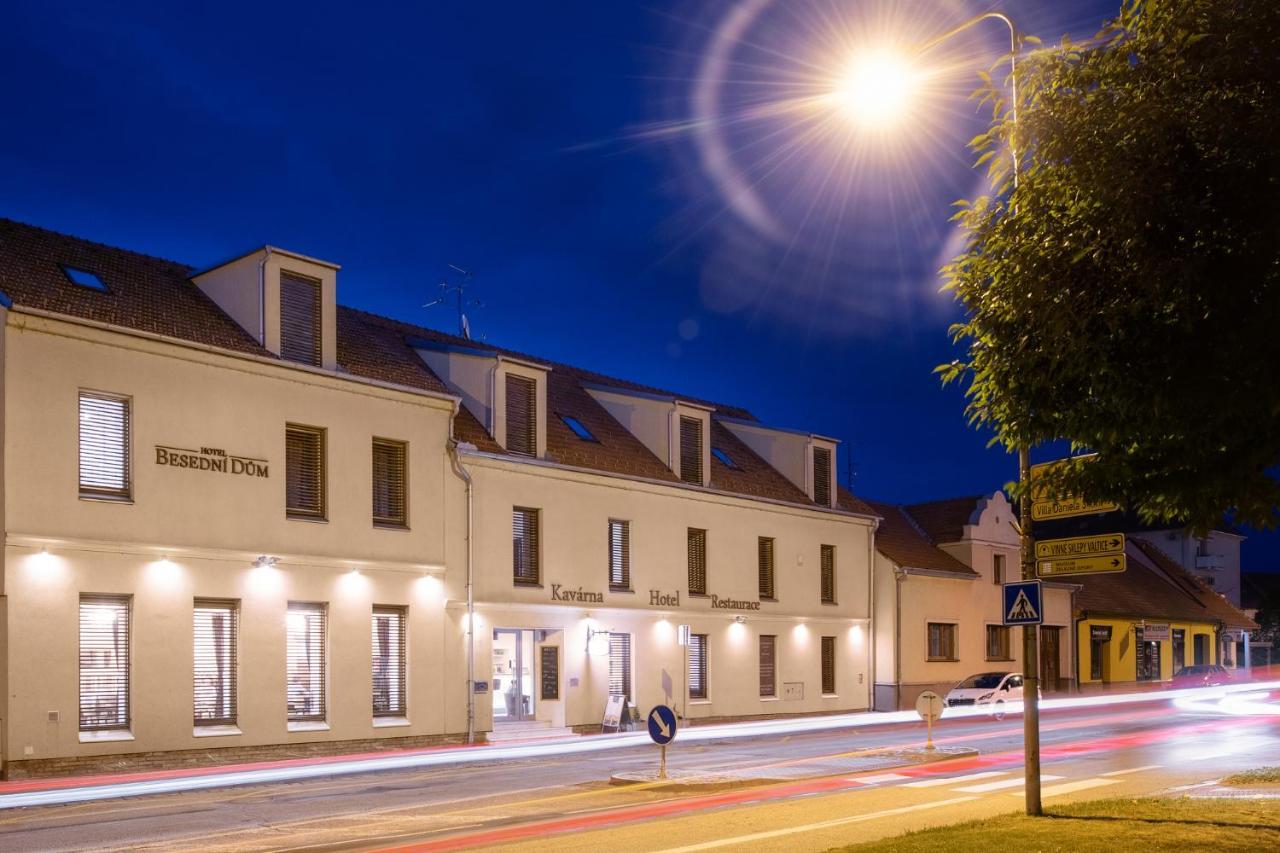 Wine & Wellness Hotel Besedni Dum Valtice Exteriör bild