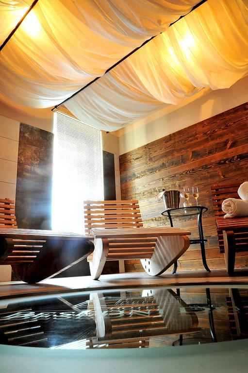 Wine & Wellness Hotel Besedni Dum Valtice Exteriör bild